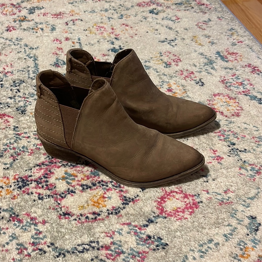 Steve Madden size 6.5 tan suede booties